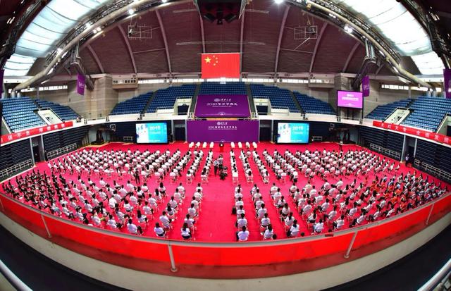 清华大学9400余名研究生迎来开学典礼 最小博士生仅18岁