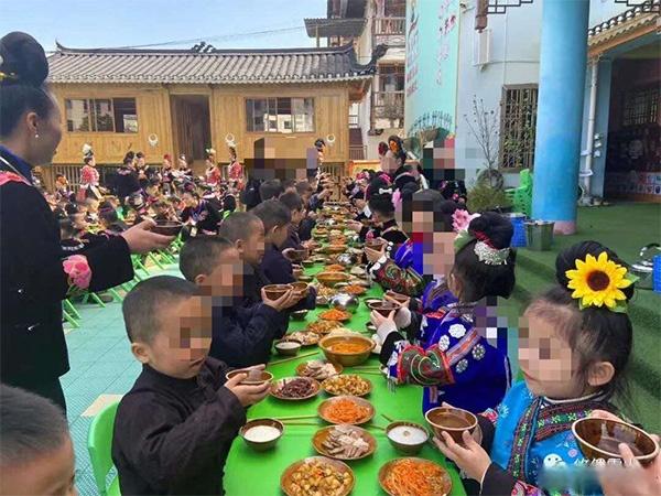贵州雷山教育局回应一幼儿园让孩子学“敬酒”：是喝白开水