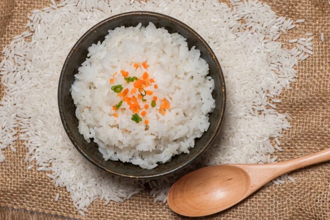 用另一种方法煮米饭，婴儿会再吃一碗！ 该方法简单，省时。
