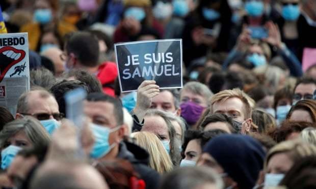 教员被当街血腥斩首震惊全国，法国数万民众集会留念
